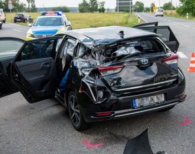 Mutzscheroda: Auto und Sattelzug stoßen zusammen - eine Schwerverletzte - 