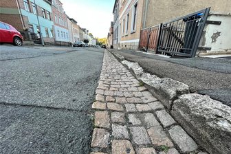 Mylau: Geld reicht nur für halbe Straßenseite - Die Lambziger Straße soll zwischen Netzschkauer Berg und Ringstraße noch 2023 halbseitig instand gesetzt werden.