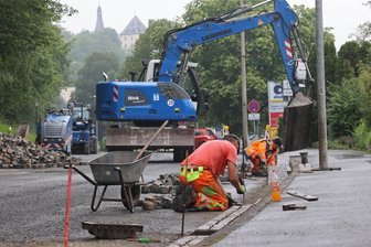 Mylau: HTR erneuert Fahrbahn auf Reichenbacher Straße - Mitarbeiter der Firma Hoch- und Tiefbau Reichenbach erneuern die Fahrbahn der Reichenbacher Straße in Mylau.