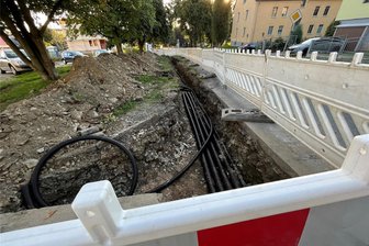 Mylau: Neue Straßenlaternen Am Hundshübel geplant - Die Stadtwerke Reichenbach lassen entlang der Thälmannstraße neue Versorgungsleitungen verlegen.