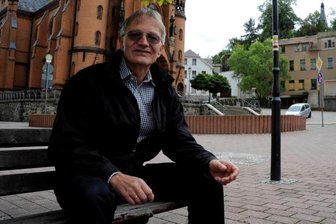 Mylau/Reichenbach: Zufälle sorgen für neue Sitzbänke - Mehr Bänke für Mylau, mehr Identität mit der Stadt. Josef Wetzl stellte am Montag auf dem Markt die Ziele eines anonymen Stifters vor, der Mylau zehn Sitzbänke schenkt. Sie sollen bald an markanten Ecken aufgestellt werden und auch zu weiteren Initiativen anregen.