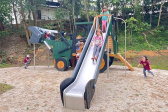 Mylau: Spielbagger an der einstigen Kiesgrube lässt Kinderherzen höher schlagen - Mädchen und Jungen aus der Kita „Mischka“ eroberten am Freitag den neu entstandenen Spielplatz An der Kiesgrube im Ortsteil Mylau.