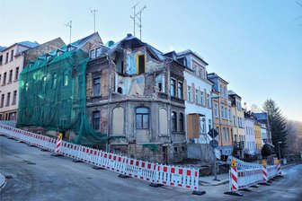 Mylau: Vollsperrung nach Teilabriss aufgehoben - Das marode Eckgebäude nach dem erfolgten Teilabriss.