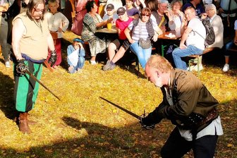 Mylau zelebriert das Mittelalter: Ein Wochenende voller Geschichte und Gemeinschaft - Schaukämpfe gehören in Mylau dazu: David von Eckebrecht geht nach dem Kampf gegen Alister Mac Alma getroffen zu Boden.