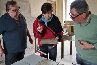 Mylauer Burg: Neue Räume für Besucher werden erschlossen - Sandra Heymann mit Klaus Lorenz (links) und Hans-Jürgen Grziwa von der Vogtländischen AG Mykologie beim Bestimmen der Pilzmodelle