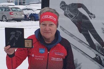 Mylauer Eisschnellläuferin holt 50 Jahre nach ihrem Olympiastart in Innsbruck an gleicher Stelle eine Medaille - Ute Zillmann in Innsbruck.