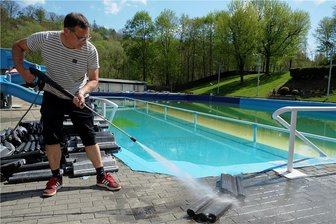 Mylauer feiern zwei Tage Badfest - Vereinsvorsitzender Matthias Kolbe hatte mit seinen Helfern im Mai alle Hände voll zu tun, um das Bad auf die Eröffnung vorzubereiten. Zeit, die Hände in den Schoß zu legen, gab es danach kaum, weil das Badfest vorbereitet wurde.