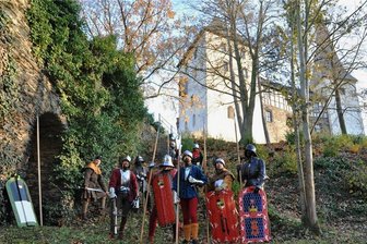 "Mylauer Musterung 1470" lockt auf die alte Kaiserburg - Das Living-History-Projekt "Kurfürstlich Sächsische Kriegsknechte 1475", hier 2019 im Mylauer Burggarten, ruft am Wochenende zur mittelalterlichen Musterung. 