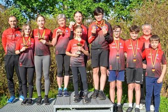 Mylauer Nachwuchs sammelt Edelmetall - Die Mylauer Eisschnellläufer mit ihren DM-Medaillen neben den Trainern Stephan Mothes (links) und Reiner Roth (rechts): von links Johanna Brückner, Lena Mothes, Ute Zillmann, July Seifert, Helene Brückner (davor mit Sachsen-Thüringen-Pokal), Richard Ketzel, Tillmann Müller, Christian Böhm und Carl Leonhard Fiebig.
