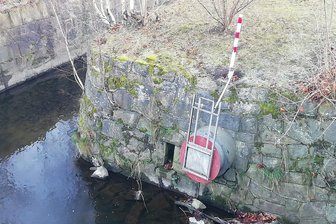 Mylauer reiben sich die Augen: Was soll der Schieber am verschlossenen Notüberlauf? - Der rote Verschlussdeckel auf dem Notüberlauf an der Göltzsch in Mylau ist mit einem Schieber versehen worden.