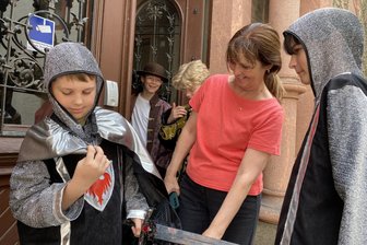 Mylauer Schüler haben eine Woche schulfrei - weil sie in Italien Geschichte schreiben können - Gute Laune bei den Probenarbeiten auf Burg Mylau im Juni.