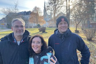 Mylauer Stadtgarten-Visionäre ziehen das Tempo weiter an: „Es geht eben nicht alles den Bach runter“ - Stadtgarten-Visionäre im künftigen Stadtgarten Mylau. Sara und Jan Grasnick (links) sowie Christoph Zöbisch haben große Pläne für den Park zwischen Markt und Süßwarenfabrik.
