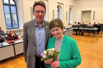 Mylauer Städtepartnerschaften mit Leben gefüllt - OB Henry Ruß überreichte den Blumenstrauß des Monats an Birgitt Firnhaber.