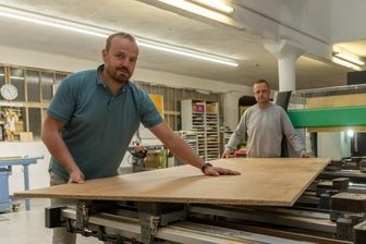 Mylauer Start-up entwickelt beheizbare Schreibtischplatte - Maßarbeit im Bearbeitungszentrum: Firmengründer Tino Semeleit (vorn) mit Maschinenführer Daniel Mandel.