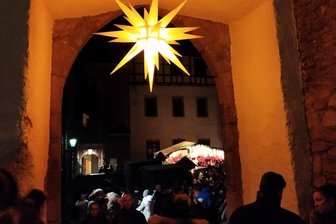 Mylauer Weihnachtsmarkt: Diesmal im Doppelpack - Die festlich geschmückte Burg lockt jedes Jahr viele Besucher auf den Burgberg.