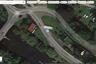 Mysteriöse Flugzeuglandung aufgeklärt - Ein vermeintlich nahe der Zschopaubrücke gelandetes Flugzeug ist in der Luftaufnahme von Mittweida zu sehen.