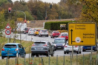 Mysteriöse Riesenstaus auf B 174: Verkehrsexperte löst das Rätsel - Ausgangspunkt für Riesenstaus: die Lichtzeichenanlage auf der B 174 am Abzweig Börnichen.