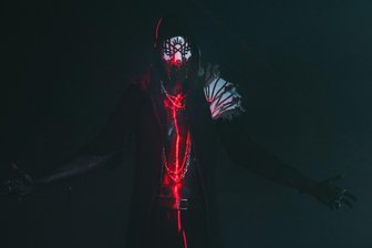 Mysteriöse Rocker in der Messe Chemnitz: Wer zur Hölle ist Sleep Token? - Darkness descends: Frontmann Vessel von Sleep Token. Foto: Mawi Concerts