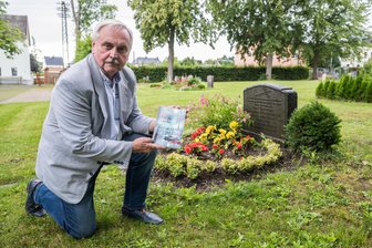 Mysteriöser Achtfach-Mord im Erzgebirge: Autor veröffentlicht Ergebnis jahrelanger Recherchen - Friedrich Herold hat ein Buch über den achtfachen Mord von Neuwürschnitz geschrieben. Auf dem örtlichen Friedhof kündet ein Grab von dem dunklen Kapitel der Ortsgeschichte.