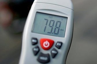 Mit einem Schallpegelmesser wird die Intensität von Geräuschen untersucht. Solche oder ähnliche Geräte sind in Zwickau bereits zum Einsatz gekommen, um den Ursachen des Brummtons nachzugehen.