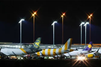 Mysteriöser Fall aus Leipzig: Wo steckt der vermisste Flughafen-Manager? - Passagierflugzeuge stehen am frühen Morgen am Terminal auf dem Flughafen Leipzig-Halle. (Archiv)