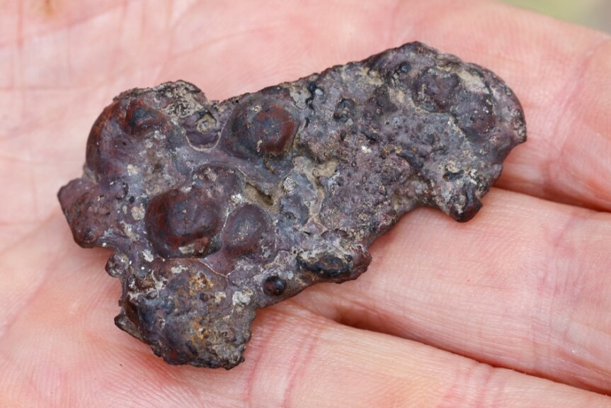 Mysteriöser Fund in Meerane: Ist das ein echter Meteorit? - So sieht das ungewöhnliche Fundstück aus der Nähe aus. Ist es ein Meteorit? 