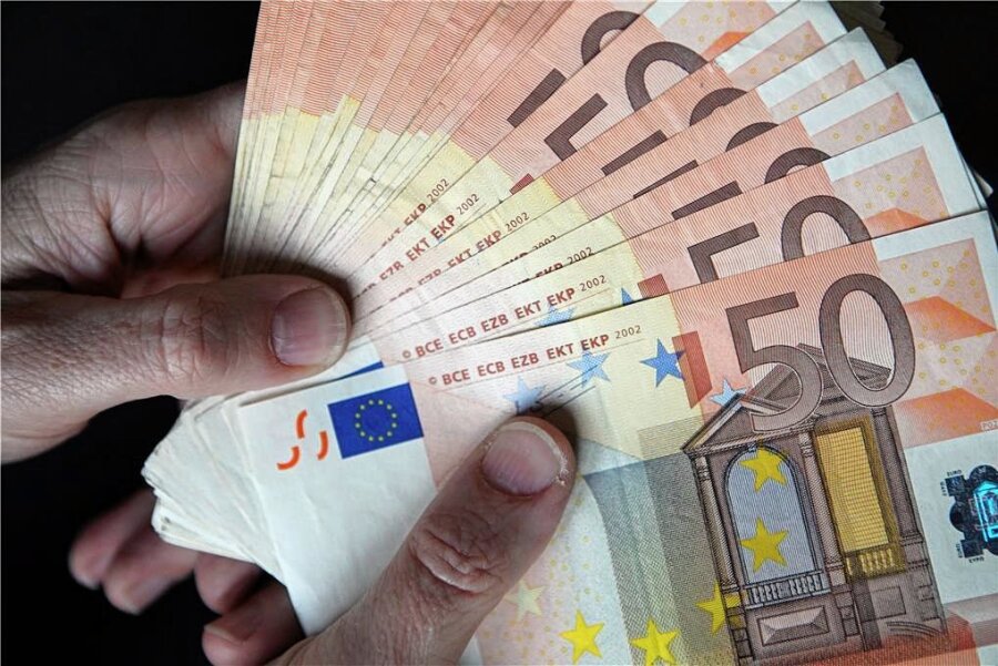 Mysteriöser Geldfund in Sparkassenfiliale von Markneukirchen - Ein ehrlicher Finder entdeckte einen dreistelligen Euro-Betrag. 