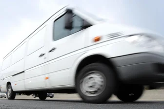 Mysteriöser Todesfall in Sachsen: Polizei sucht jetzt nach einem weißen Transporter - Nach einem Leichenfund in Sachsen bittet die Polizei jetzt die Bevölkerung um Hinweise zu einem weißen Transporter.