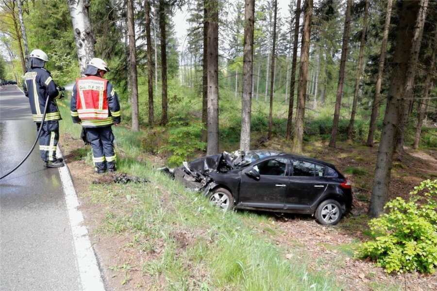 Mysteriöser Unfall bei Augustusburg: Was geschah einem Chemnitzer Autofahrer? - Am 14. Mai gegen 12 Uhr kam der Renault zwischen Waldkirchen und Augustusburg von der Fahrbahn ab. Er fuhr unter anderem gegen einen Baum und wurde die Böschung hinabgeschleudert. Der Fahrer kam schwer verletzt ins Krankenhaus. 