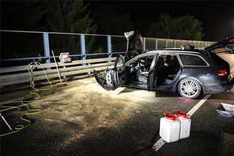 Mysteriöser Unfall im Erzgebirge: Gestohlener Audi hinterlässt Trümmerfeld auf Brücke - vom Fahrer fehlt jede Spur - Blick auf die Unfallstelle auf der B 101: Der Audi war auf der Brücke hin und her geschleudert worden.