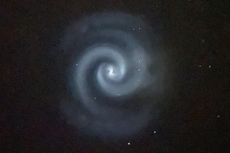 Mysteriöses blaues Licht am Himmel sorgt auch im Erzgebirge und Vogtland für Staunen - Jacqueline Kleinert gelang diese Aufnahme von der blau-weißen Spirale im Erzgebirge.
