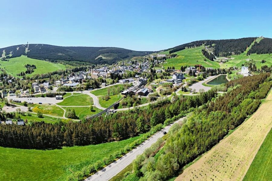 Mysteriöses Donnern am Fichtelberg: Die Spur führt nach Tschechien - Seit Tagen berichten Erzgebirger über mysteriöse Geräusche am Kamm. Viele beschreiben es als Donnergrollen. Aber es gibt kein Gewitter. Jetzt führt die heiße Spur ins Nachbarland. 
