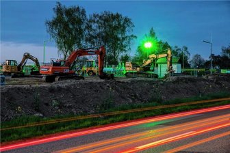 Mysteriöses grünes Licht bei Rochlitz: Was wird hier gebaut? - Die Baustelle an der Gasstation neben der B175 bei Spernsdorf wird nachts in grünes Licht getaucht. Das ist weithin zu sehen. 