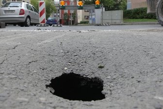 Mysteriöses Loch in Plauen - Was ist die Ursache für dieses Loch? Dienstagnachmittag gingen Bauarbeiter der Sache auf den Grund.