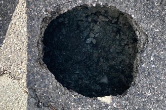 Mysteriöses Loch mitten auf Straße in Oelsnitz: Was ist da los? - Das Loch mitten auf der Friedrich-Engels-Straße in Oelsnitz.