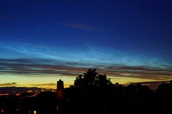 Mysteriöses Phänomen über Sachsen: Das steckt hinter den leuchtenden Nachtwolken - Wie jedes Jahr kann man in den hellen Sommernächten in den kommenden Wochen mit etwas Glück auch in Sachsen erneut Silberschleier am Nordhimmel beobachten. Auf diesem Foto schimmern über Dresden diese sogenannten leuchtenden Nachtwolken (NLC) silbrig-blau.