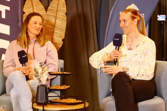 Mysterium Olympiabahn: Wie eine Weltmeisterin aus dem Erzgebirge um ihren Traum kämpft - Susanne Kreher (r.) nahm kürzlich in Oberwiesenthal an einer Gesprächsrunde teil, bei der auch Ex-Biathletin Denise Herrmann-Wick zu Gast war.