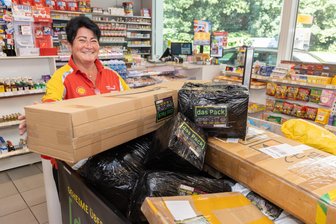 Mystery-Box-Hype: Tankstelle im Erzgebirge testet das große Kribbeln - Ines Walther, sie arbeitet als Tankstellenangestellte in Ehrenfriedersdorf, hat Kunden beim Schütteln und Rätseln beobachtet. Sie selbst kaufte jedoch noch keine Mystery Box.