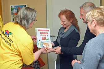 Mystery-Geschenkeboxen: FKK Frankenstein überrascht Oederaner Hospiz mit herzlicher Spende - „Als Akteure der guten Laune denken wir auch an jene, die schwere Stunden durchleben.“ - Karnevalistin Katrin Schönherr übergibt den Spendenbetrag an Christiane Riemer, Siegfried Stowasser und Patrizia Smolka.