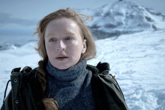 Mystery-Thriller "Schnee": Sechs Gründe, warum die Mini-Serie im Ersten überzeugt - Hoch oben die weiße Pracht, aber der Klimawandel stellt in der Serie "Schnee" nicht nur das Leben von Lucia (Brigitte Hobmeier) auf den Kopf.