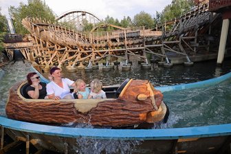 Mystische Mittsommernacht im Freizeitpark Plohn fasziniert Besucher aus der gesamten Region - So ganz trocken stieg hier niemand aus dem Boot. Scharenweise Familien unternahmen zur Mittsommernacht eine feuchtfröhliche Fahrt mit der Wildwasserbahn. Mit Einbruch der Dämmerung führte Parkmaskottchen "Plohni" den Lampionumzug an.