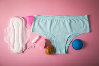 Mythencheck zur Periode: Was bei Tampons, Tassen & Co. gilt - Vielfalt der Menstruationsprodukte: von Tampons über Menstruationstassen bis hin zu Periodenunterwäsche. Jede sollte das Produkt wählen, das am besten zu ihr passt.