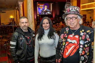Mythos „Maschine“ im Freiberger Tivoli: Dieser Fan gab sein ganzes Ausbildungsgehalt für die Puhdys aus - Ronny Manzke (46) aus Gerlebogk, Nici Recklebe (34) aus Gaildorf und Ulli Schröder (74) aus Lüchow sind „Maschine“-Fans durch und durch.