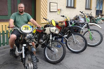 Mythos Simson lebt in Neuhausen auf - Dirk Wenzel aus Reichstädt war mit mehreren Motorrädern zu dem Zweiradtreffen in Neuhausen gekommen - hier sitzt er auf einer MZ-Geländemaschine. Insgesamt hätten sich am Sonnabend rund 300 Interessierte am Nussknackermuseum eingefunden, freute sich Organisator Uwe Löschner.