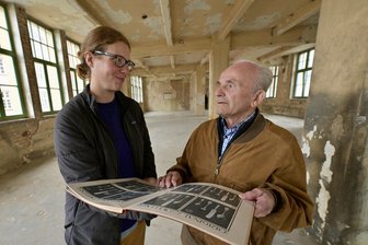 Mythos Wellner: Erzgebirger können erstmals die ehemalige Produktion in Aue besichtigen - Museumsleiterin Sarah Becher im Gespräch mit Werner Herold, der 39 Jahre bei „Wellner“ gearbeitet hat.
