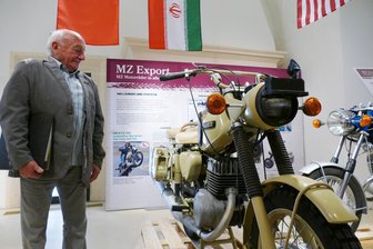 MZ-Kundendienstleiter im Nahen Osten: „Keine zweieinhalb Kilometer entfernt schlug eine Rakete ein“ - Bei Reiner Reuter weckte dieses Armeemodell der MZ TS 250 Erinnerungen an eine Dienstreise in den Irak.