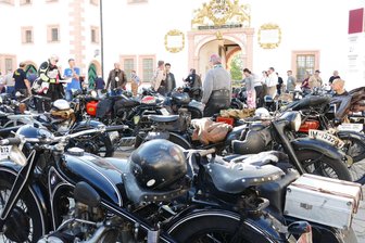 MZ-Maschinen werden zu Stars auf Schloss Augustusburg - Im Augustusburger Schlosshof, dessen Bild mehrmals im Jahr von historischen Motorrädern geprägt ist, wurde auch eine seltene RT aus den USA präsentiert.