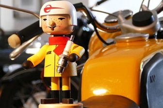 MZ-Räuchermännel in Gelb: Begehrtes Sammlerobjekt in Zschopau vorgestellt - Das neue MZ-Räuchermännel hält eine originale Zündkerze im Arm.