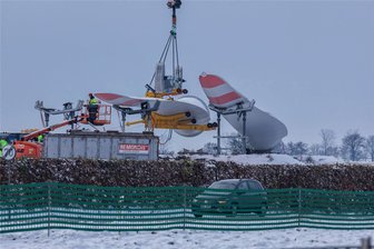 Nabenhöhe von 169 Meter: Sachsens höchstes Windrad entsteht in Oberwiera im Landkreis Zwickau - Ein Kran hat die Rotorblätter am Donnerstag in Position gebracht.