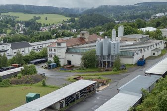Nabento-Werk im Vogtland schließt – was passiert mit den Angestellten? - Die Firma Nabento in Ellefeld schließt zum Jahresende und verlagert die Produktion nach Nordrhein-Westfalen. Einige der Silo werden anschließend zurückgebaut. Doch die Sorge vor einer neuerlichen Nabento-Brache sind nicht unbegründet.